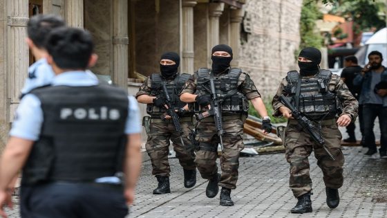 Turkish special force Police officers secure area around the site of a bomb attack that targeted a police bus in the Vezneciler district of Istanbul on June 7, 2016.
A bomb ripped through a Turkish police vehicle near Istanbul's historic centre, killing seven officers and four civilians and adding to security concerns after a string of attacks in Turkey's biggest city.The bomb targeted a service shuttle bus carrying officers from Istanbul's anti-riot police as it was passing through the central Beyazit district close to many of the city's top tourist sites, Istanbul governor Vasip Sahin said in a live statement on Turkish television. / AFP / OZAN KOSE (Photo credit should read OZAN KOSE/AFP/Getty Images)
