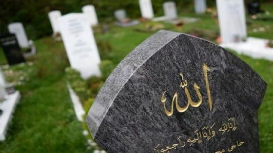 واقعة غريبة.. استخراج جثة مغربي بفرنسا ووضعها بجانب قبره