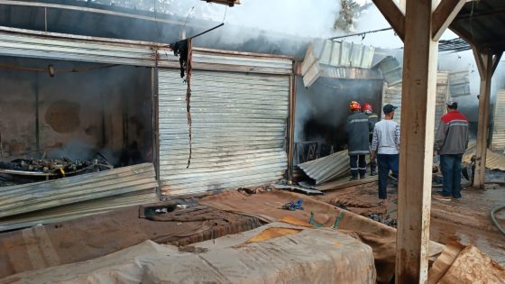 وجدة : حريق يلتهم 15 محلا بسوق شعبي