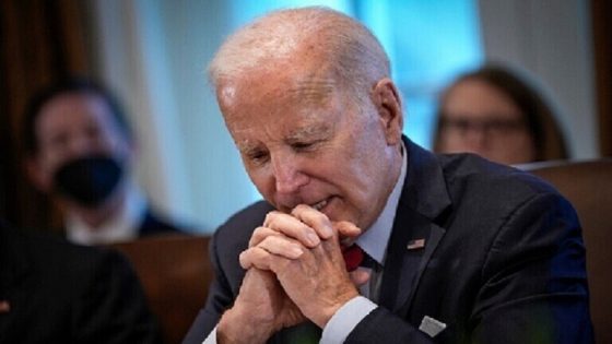 أداء كاريثي بالمناظرة ،و سقوط على المنصة و زلات لسان متكررة : شكوك تحوم حول صحة بايدن