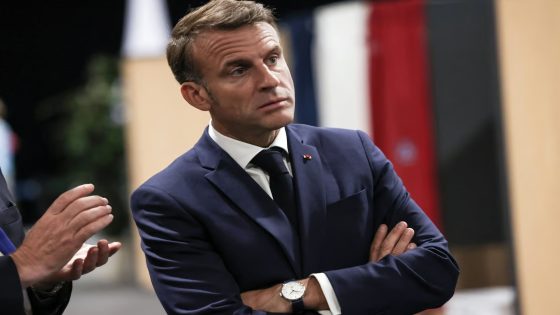 اليسار يدعو المجموعات البرلمانية إلى عزل الرئيس إيمانويل ماكرون
