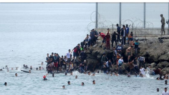 ترحيل جزائريين و تونسيين حاولو العبور الى سبتة