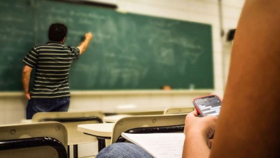 الهواتف المحمولة في المدارس.. بين الحظر المطلق والاستعمال المنضبط