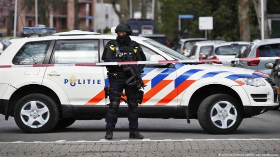 وفاة شخصين إثر إصطدام سيارة بقطار بعد مطاردة هوليودية من الشرطة الهولندية