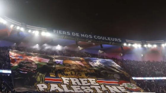 فلسطين حرة”: لافتة ضخمة لجماهير باريس سان جيرمان تثير الجدل وتعرّض النادي لخطر العقوبات