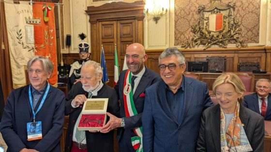أيطاليا : مدينة باري تكرم الكاتب المغربي الطاهر بن جلون وتسلمه مفتاح المدينة