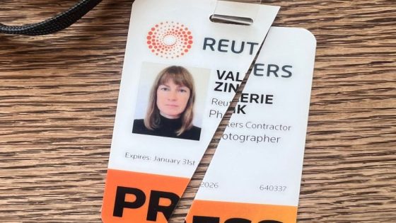 صحافية تمزق بطاقة رويترز احتجاجا على تبرير الوكالة اغتيال الصحافيين في غزة