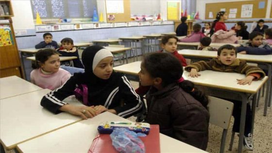 قرار مفاجئ يشعل الجدل: مدارس إسبانية تتخلى عن العربية