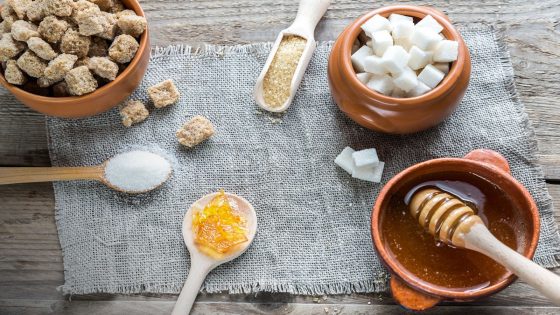 هل العسل حقًا أكثر صحة من السكر؟ إليك ما يقوله الخبراء