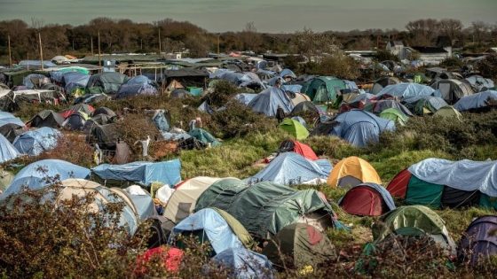 تزايد معاناة النساء والأطفال في مخيمات المهاجرين بشمال فرنسا