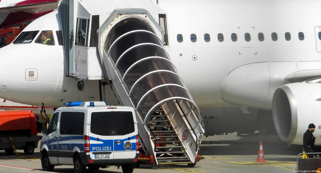 الداخلية الألمانية : ارتفاع كبير لعمليات ترحيل المهاجرين..وسنة 2026 ستكون قاسية وأكثر صرامة