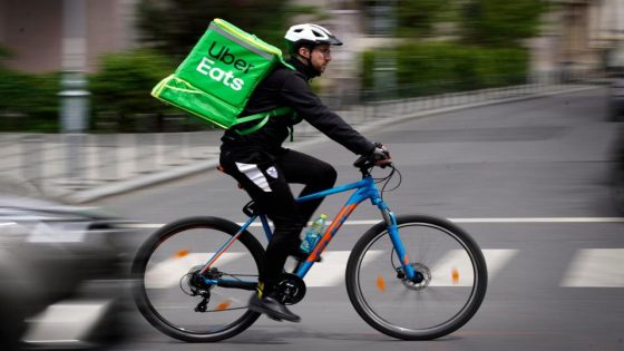 استغلال خلف الشاشات: معاناة عمال توصيل الطعام في باريس