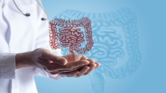 مشروب صباحي بسيط… هل يخلصك من السموم فعلًا؟