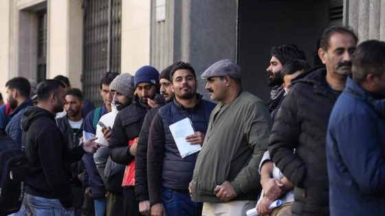 إسبانيا : فرحة بين المهاجرين بعد وصول رسائل القبول الأولى في تسوية 2026