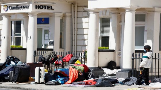 نقل طالبي اللجوء من الفنادق إلى الثكنات العسكرية يثير انتقادات حقوقية في بريطانيا