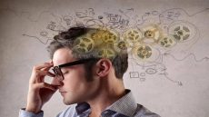 تنام لساعات طويلة وتستيقظ متعبًا؟ إليك ما قد يخفيه الإرهاق