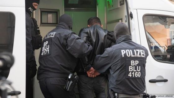 الجريمة في ألمانيا: هل تفسّر العوامل الاجتماعية الفجوة بين الألمان والأجانب؟